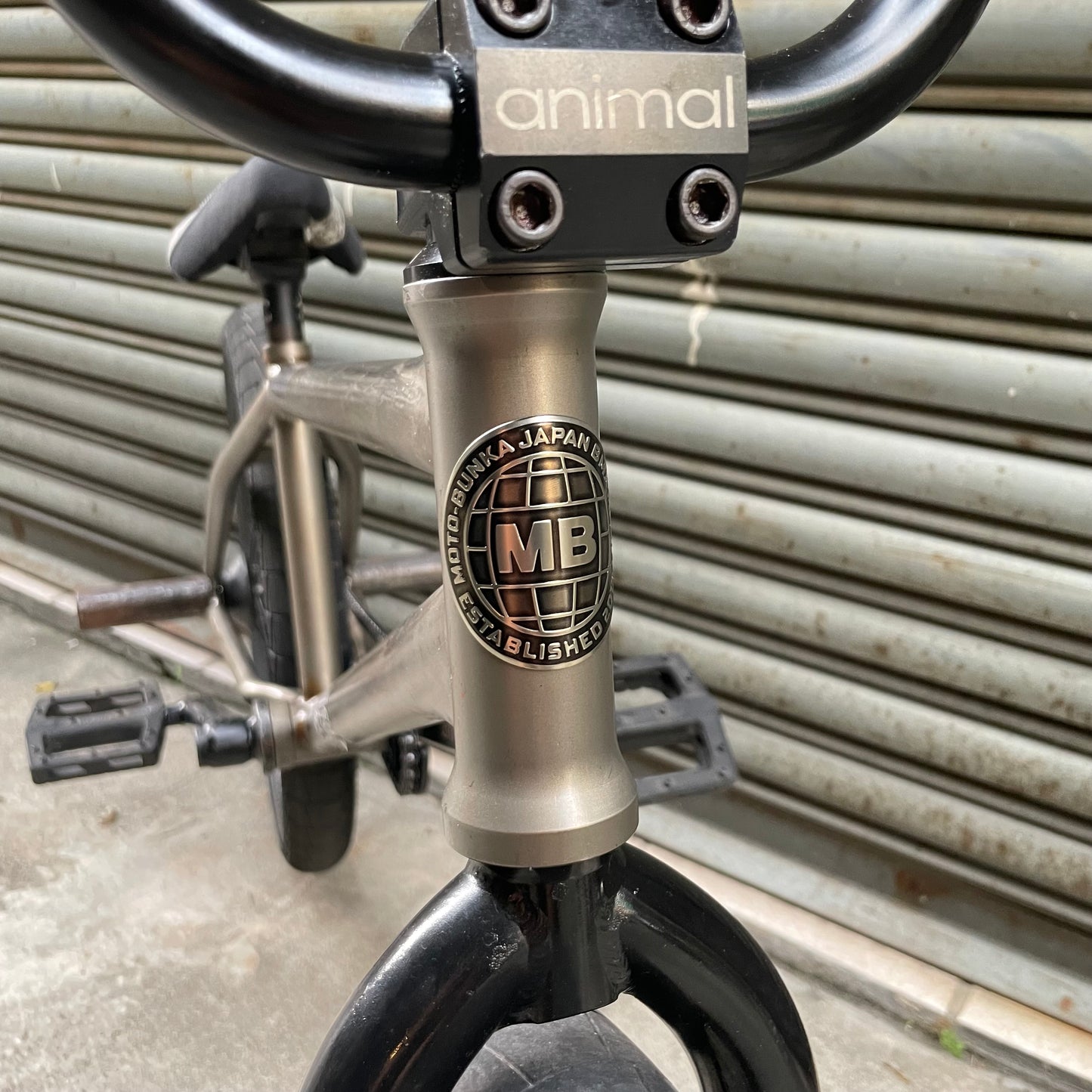 MOTO-BUNKA - GLOBE HEAD BADGE