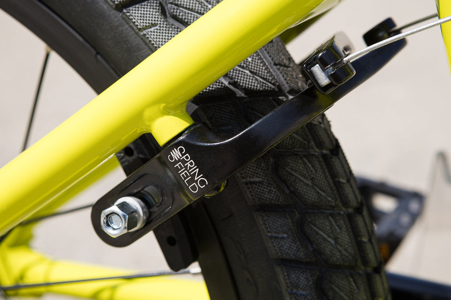 SUNDAY - 2025 PRIMER 18" GLOSS BRIGHT YELLOW