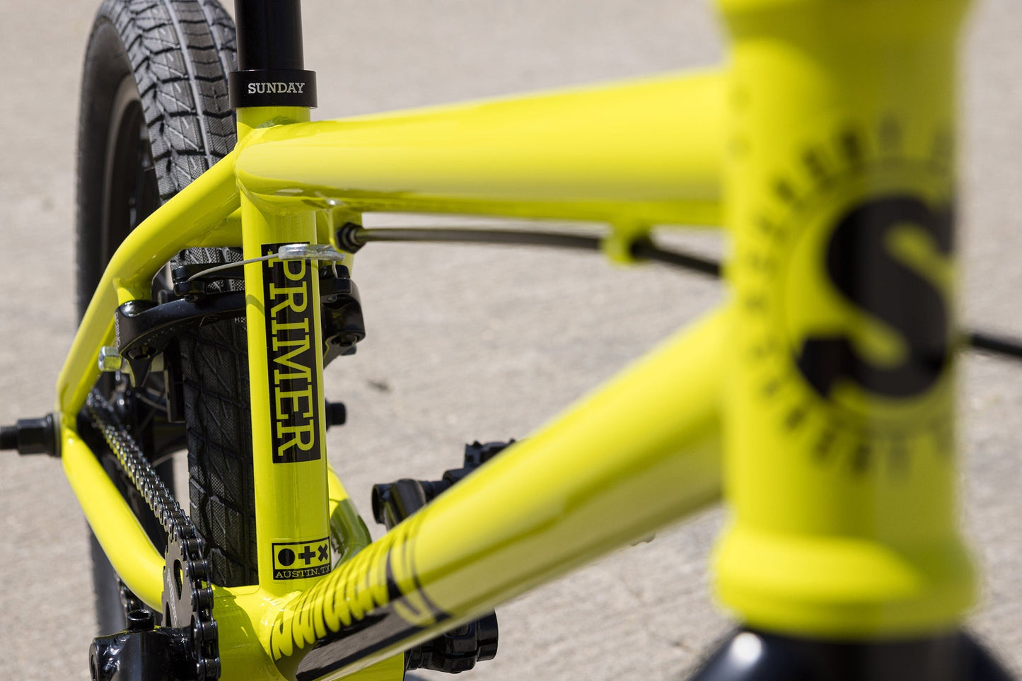 SUNDAY - 2025 PRIMER 18" GLOSS BRIGHT YELLOW