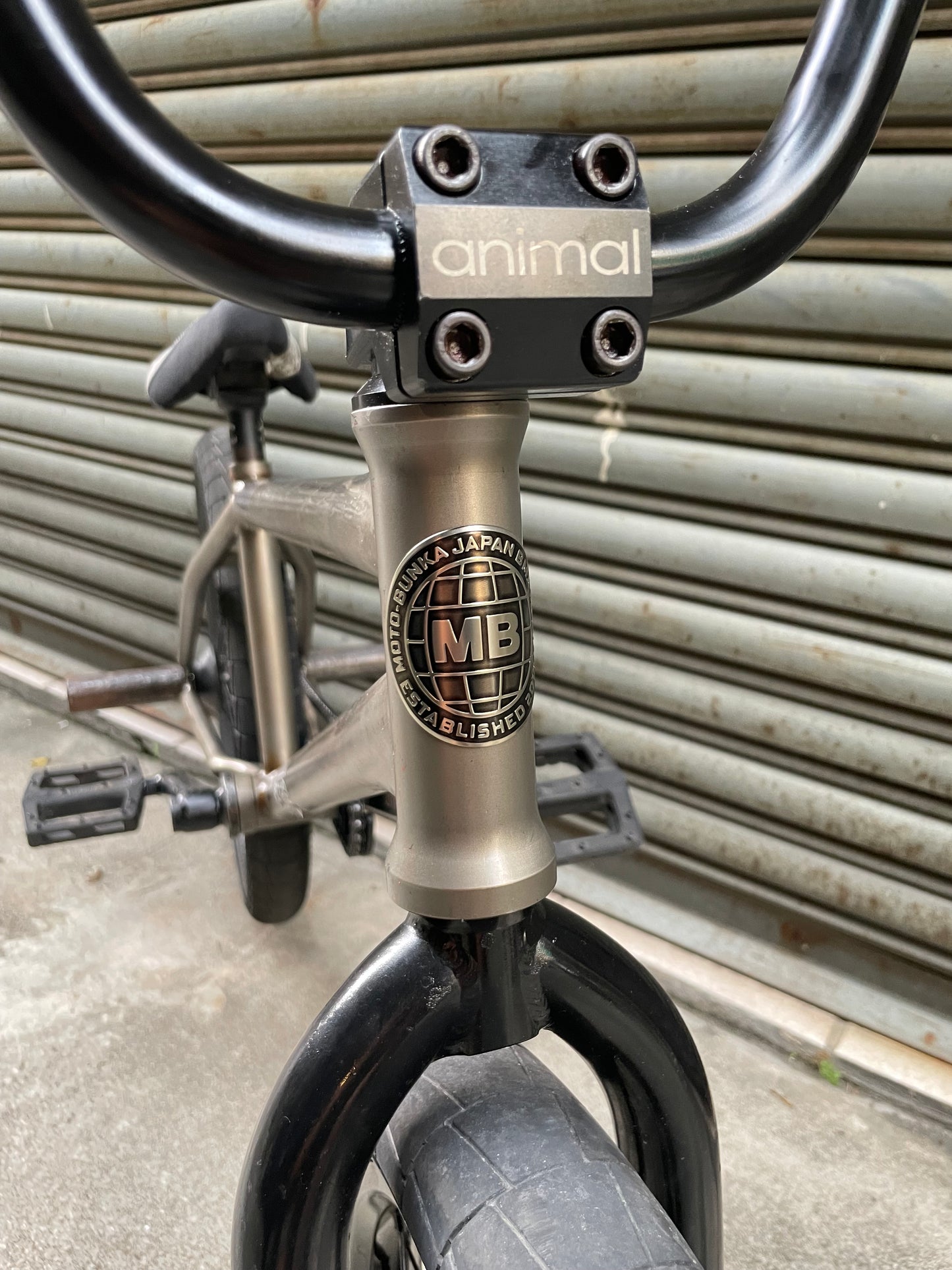 MOTO-BUNKA - GLOBE HEAD BADGE