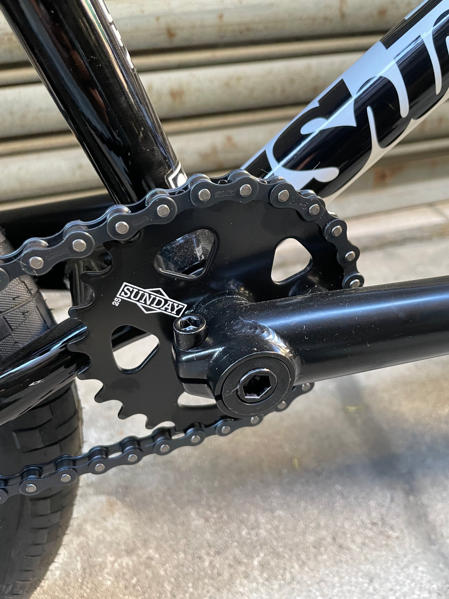 SUNDAY - 2025 PRIMER 18" GLOSS BLACK