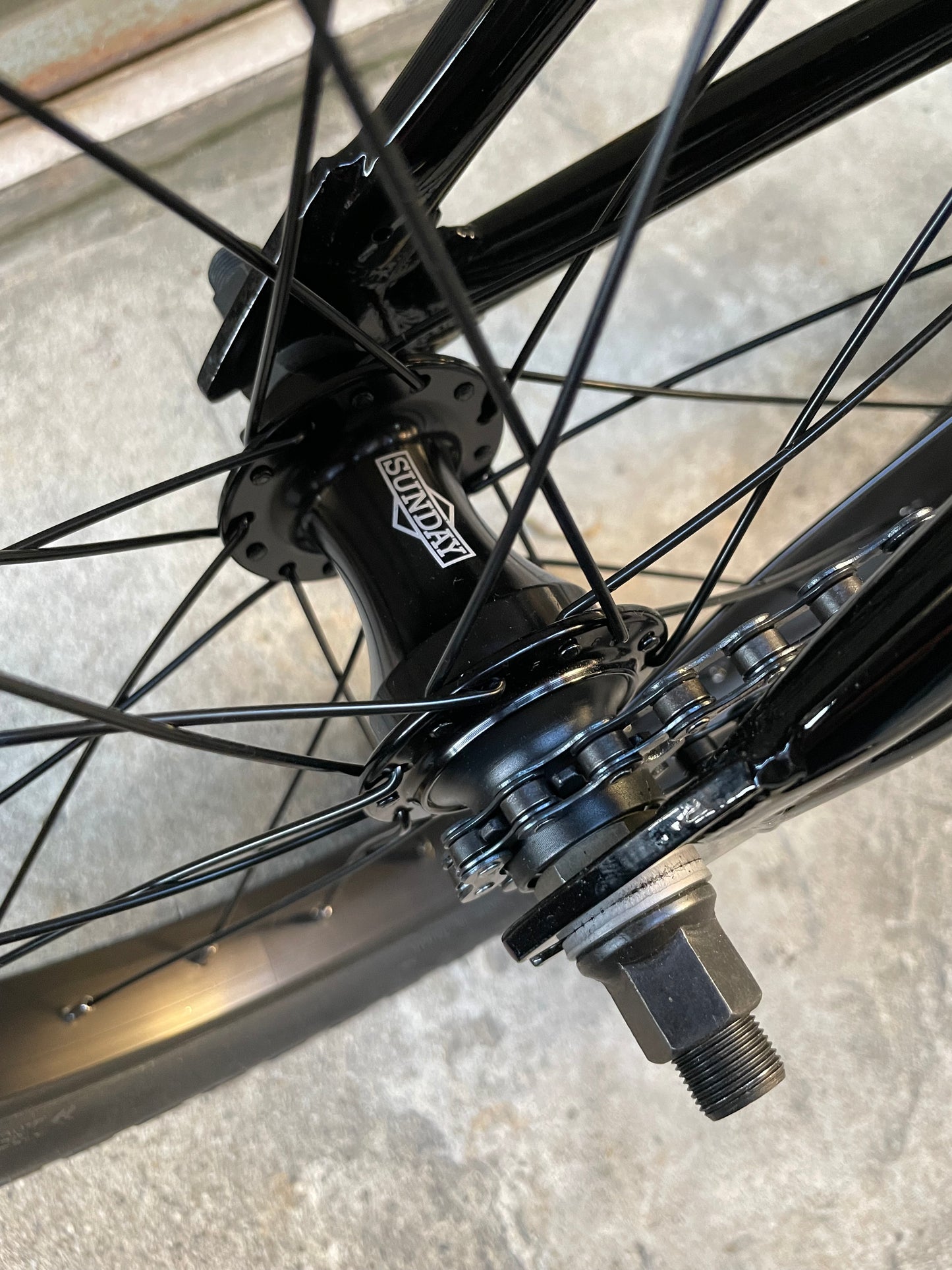 SUNDAY - 2025 PRIMER 18" GLOSS BLACK